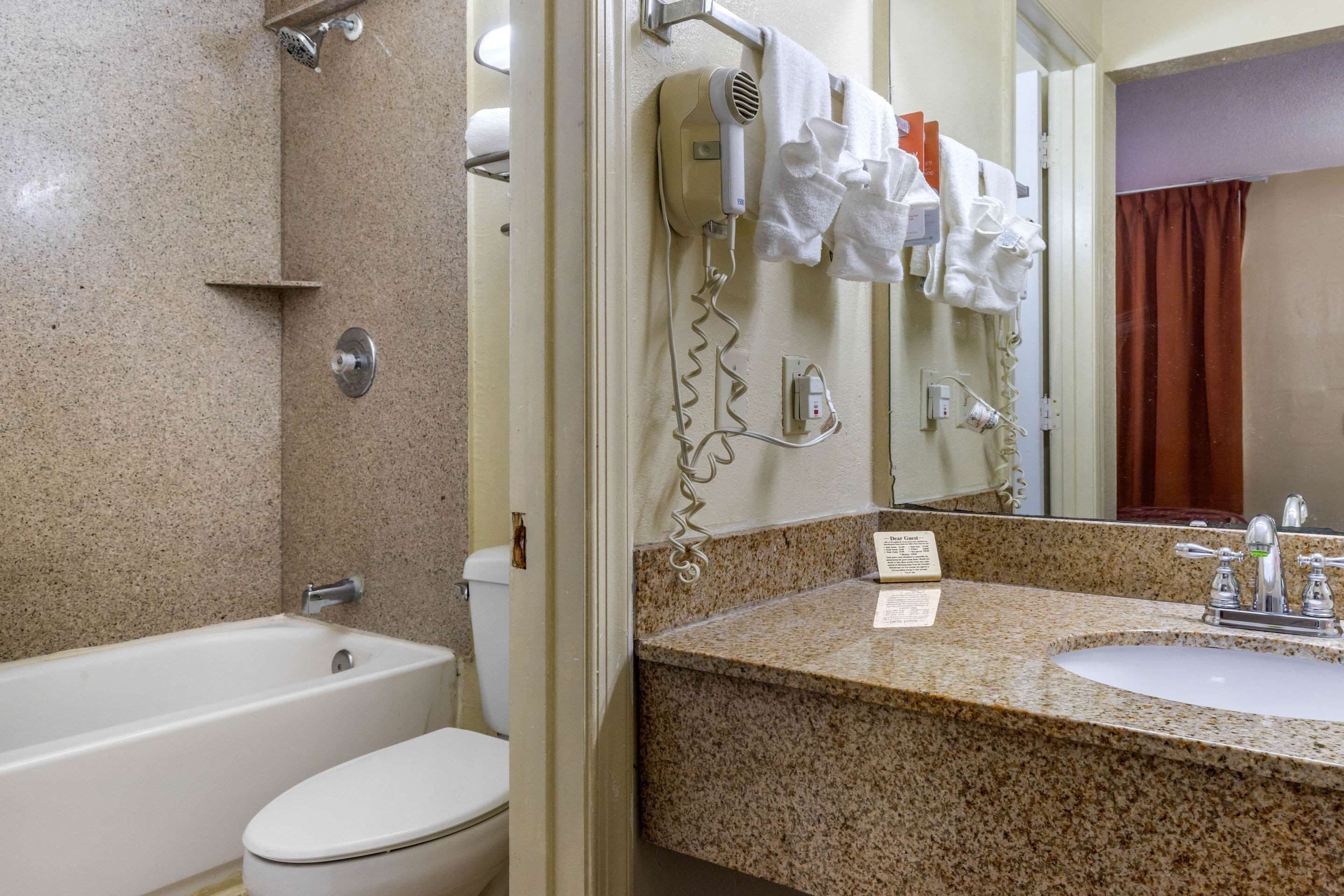 Standard Room, 1 Double Bed | Bathroom | Hair dryer, towels
