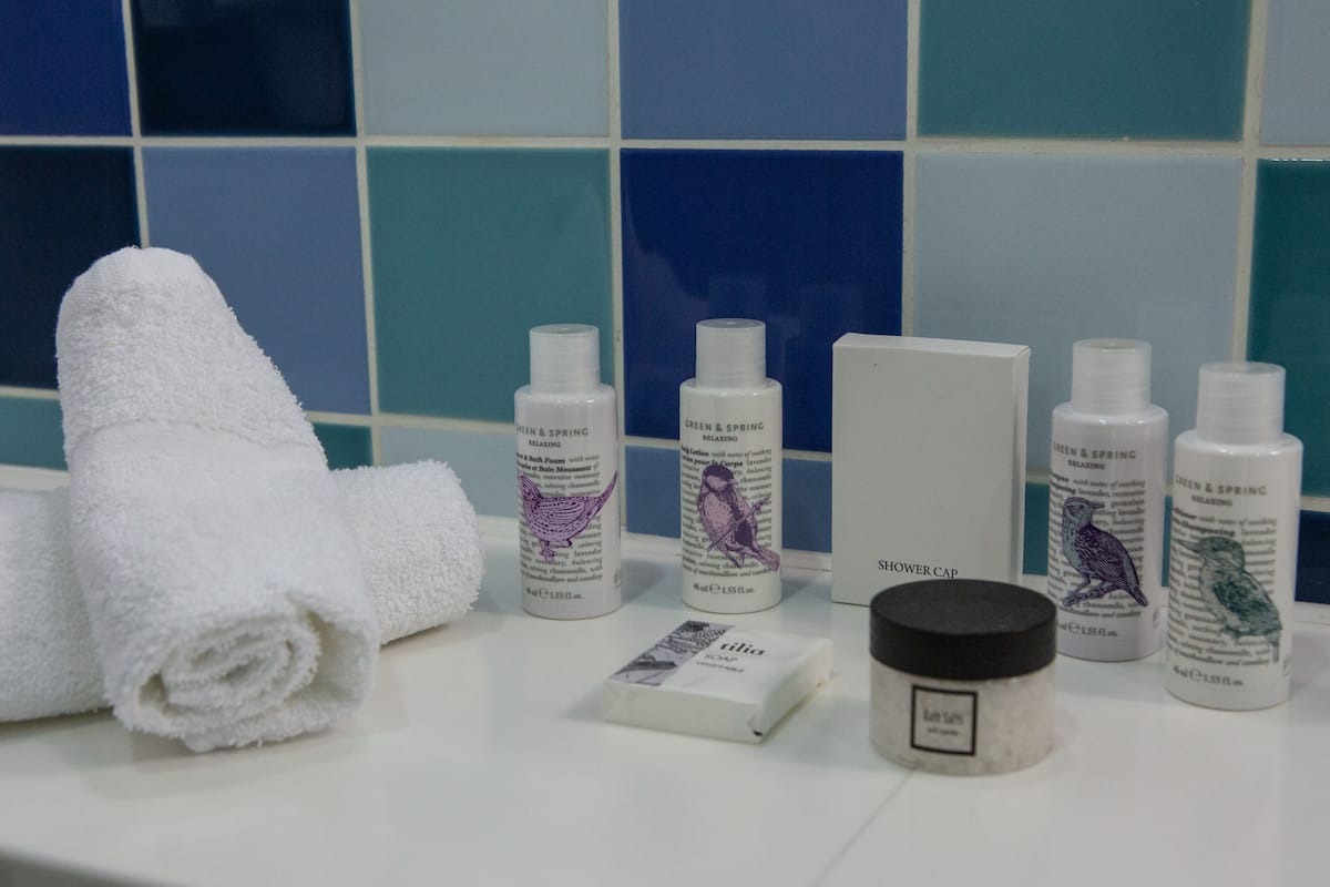 luxury double room, sea view | bathroom | combined shower/bathtub, free toiletries, hair dryer, towels