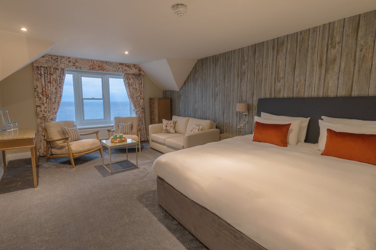 Superior Double or Twin Room, Sea View | Living area