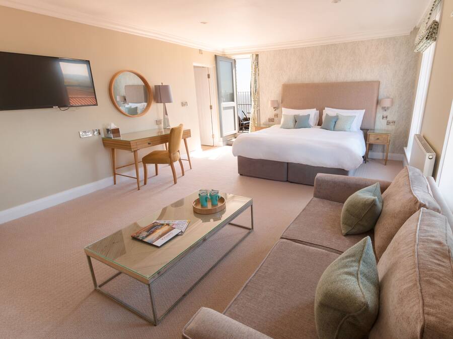 Kahden hengen superior-huone (yksi tai kaksi sänkyä), kaupunkinäköala | Työpöytä, silitysrauta/-lauta, ilmainen Wi-Fi, vuodevaatteet