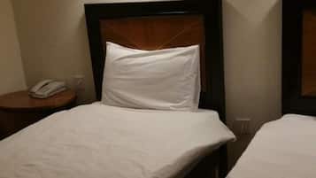 Standard Twin Room | Desk, laptop workspace, free WiFi, bed sheets