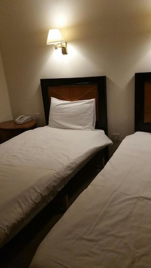 Standard-Zweibettzimmer | Schreibtisch, kostenloses WLAN, Bettwäsche