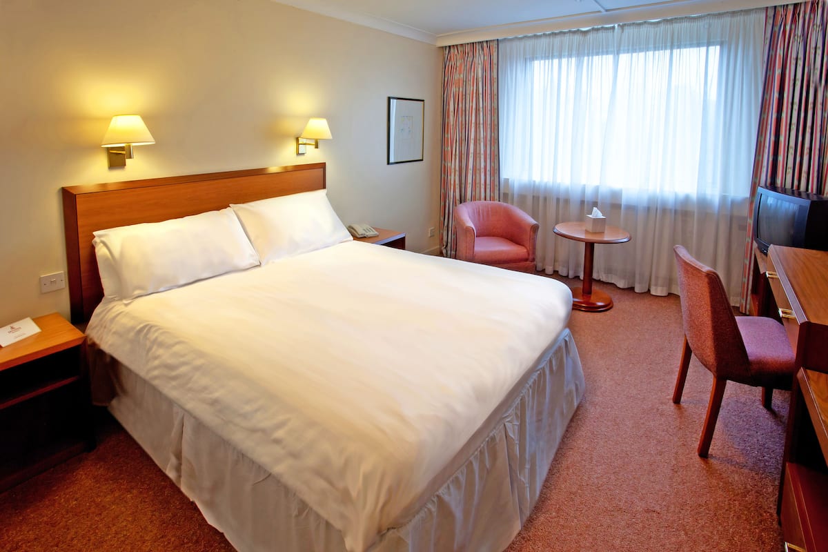 Desk, laptop workspace, free WiFi, bed sheets
