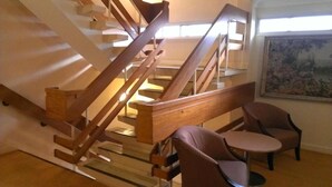 A staircase with wooden railings and a painting on the wall. - Britannia Coventry Hill Hotel (Coventry)