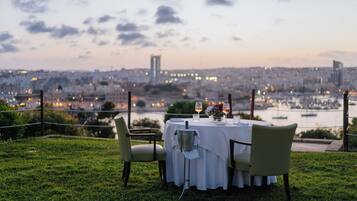 3 restaurants, breakfast served