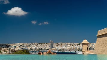 Una piscina cubierta, una piscina al aire libre