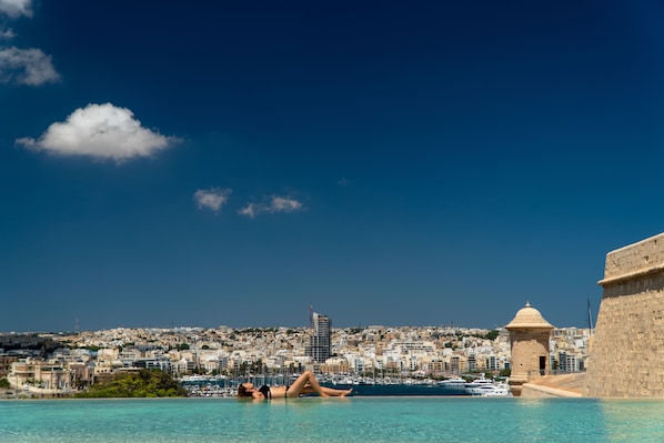 Piscina coberta, piscina a l'aire lliure, cabanes gratuïtes i para-sols 