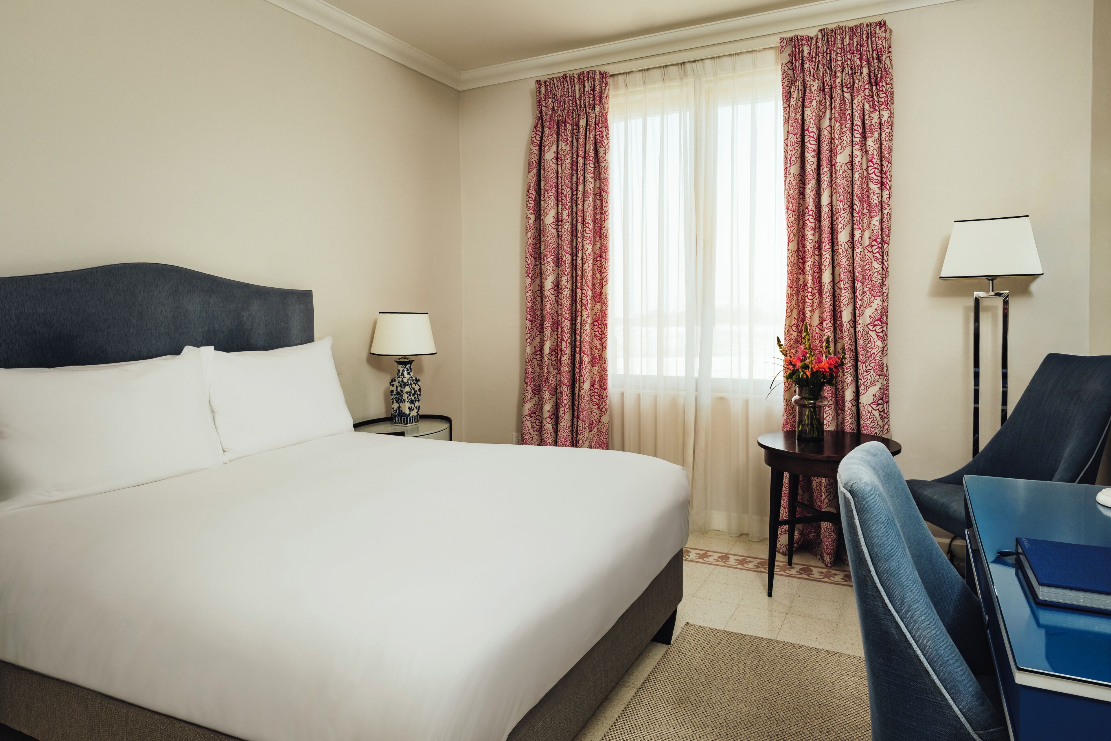 Ropa de cama de alta calidad y artículos del minibar gratis 