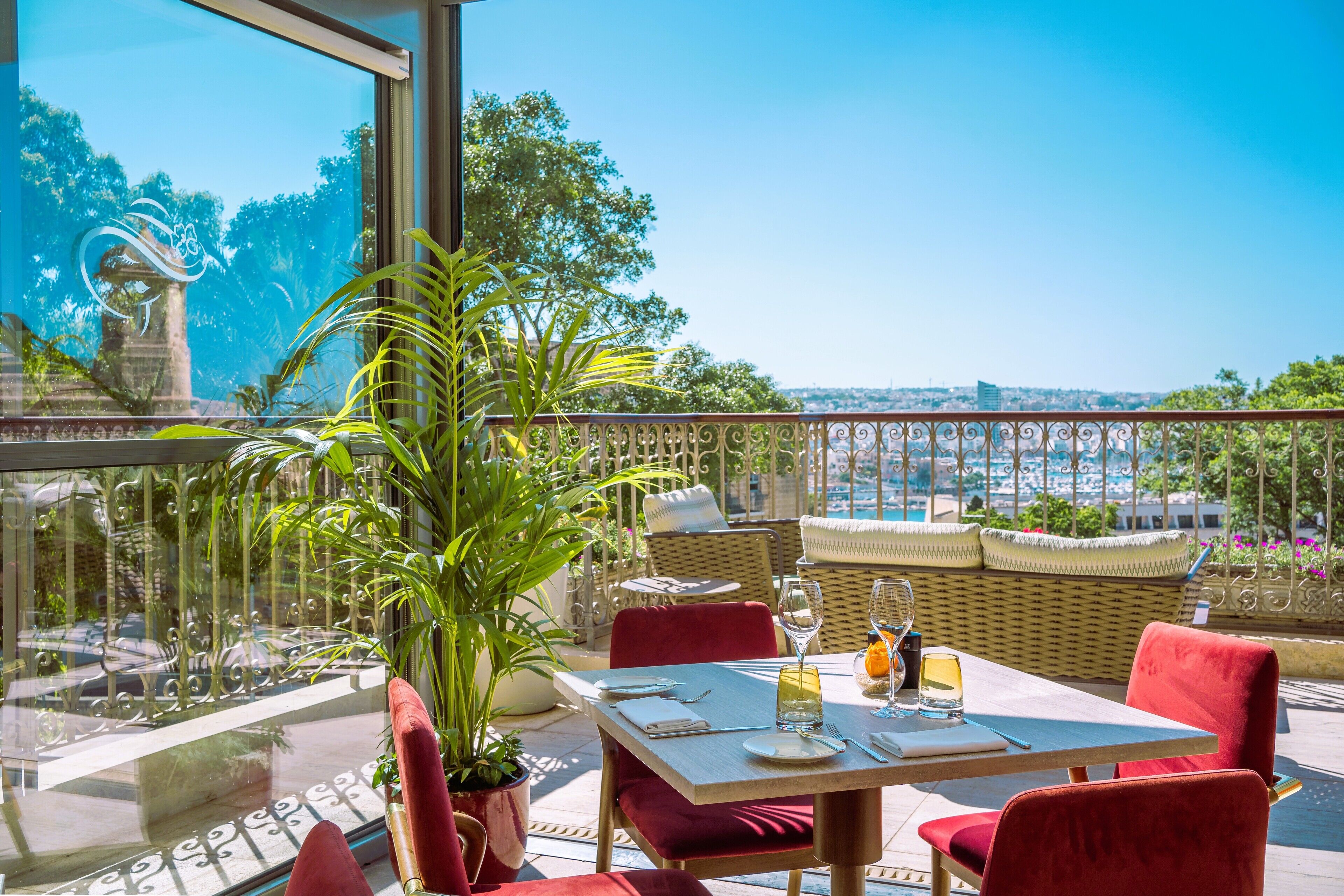 3 restaurants, breakfast served