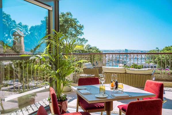 3 restaurants, breakfast served