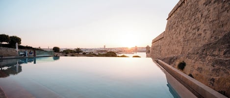 Inomhuspool, utomhuspool, gratis cabanor och parasoller