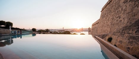 Piscina coperta, piscina all'aperto, ombrelloni da piscina, lettini