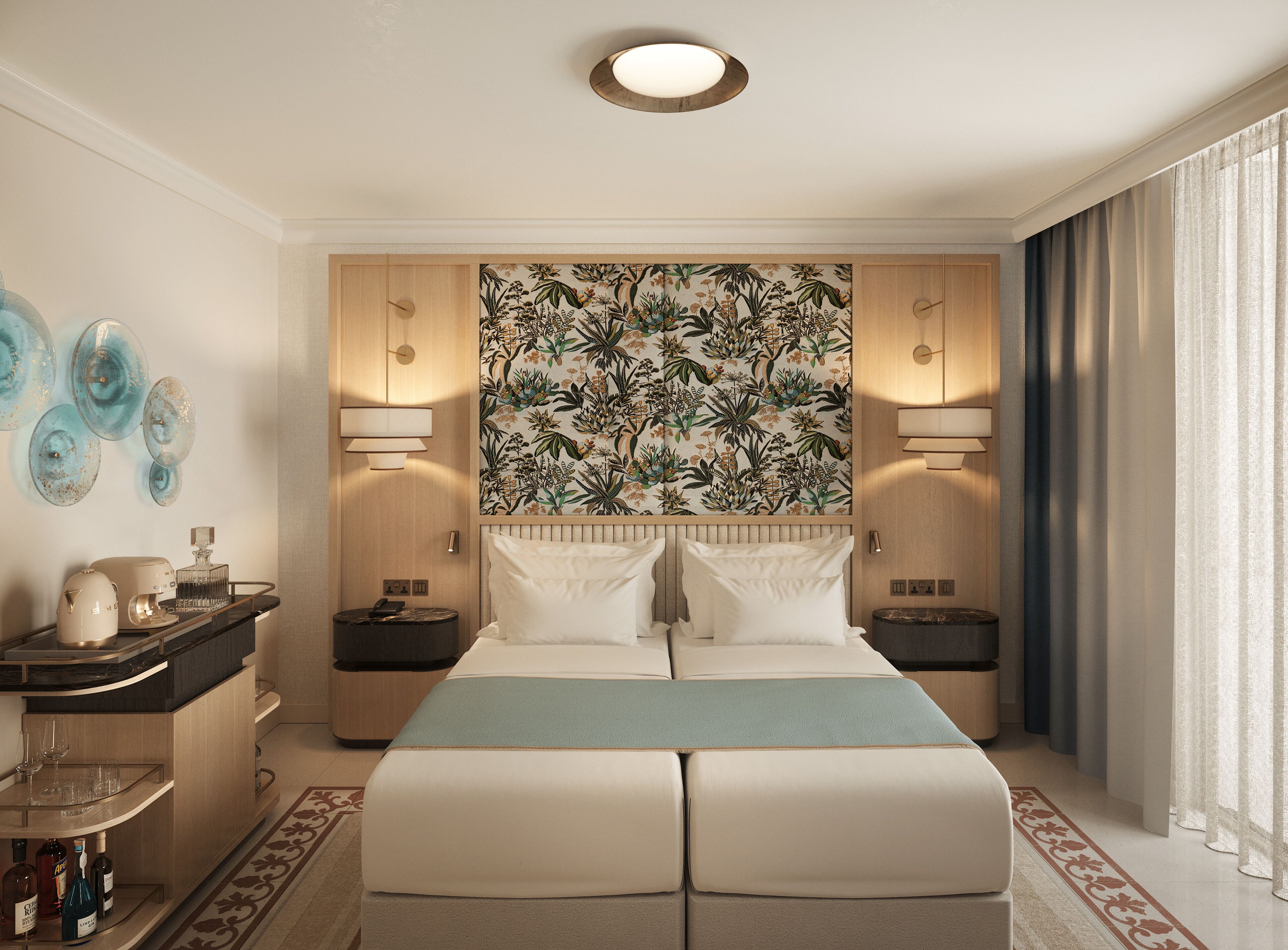 Habitación de hotel con cama, mesitas de noche, un ventanal con cortinas y un detalle decorativo en la pared.
