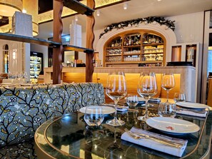 3 restaurants, breakfast served
