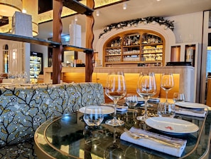 3 restaurants, breakfast served