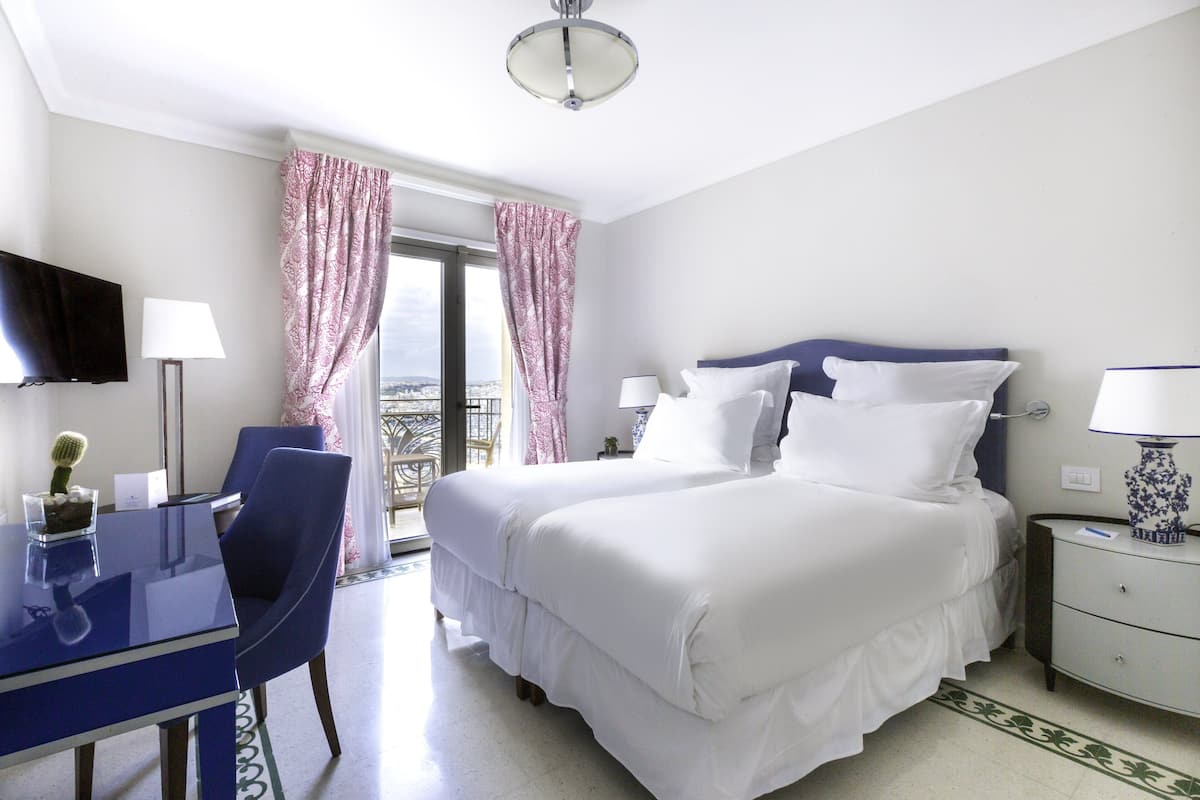 Executive Twin Room, Balcony | 1 bedroom, hypo-allergenic bedding, free minibar items, in-room safe