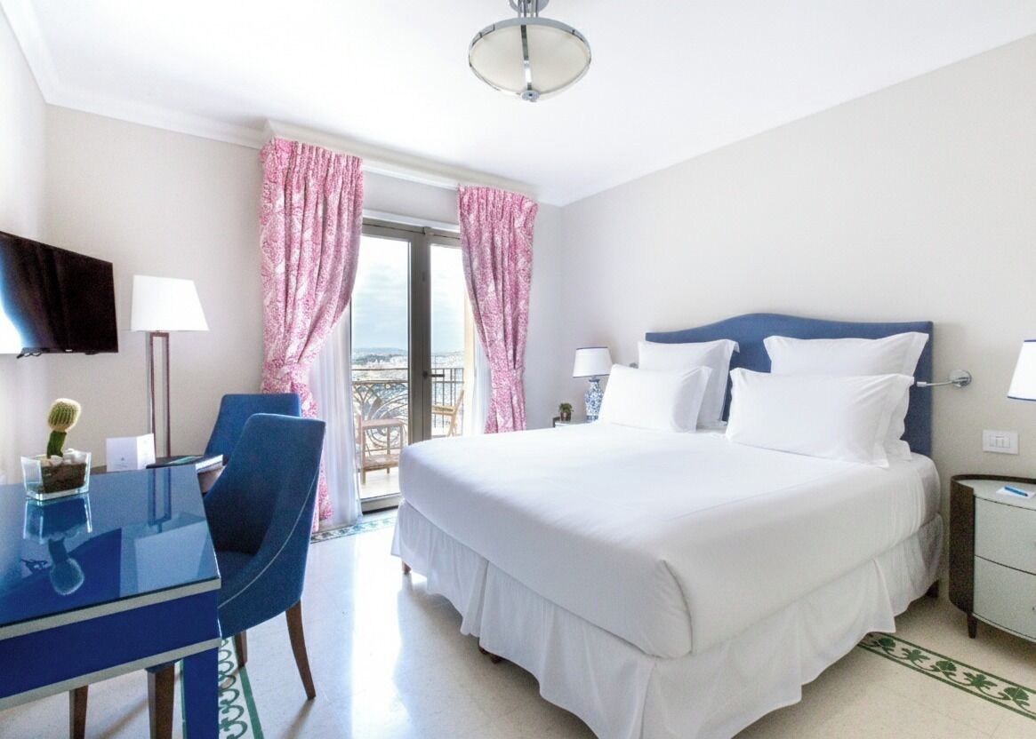 Ropa de cama de alta calidad y artículos del minibar gratis 