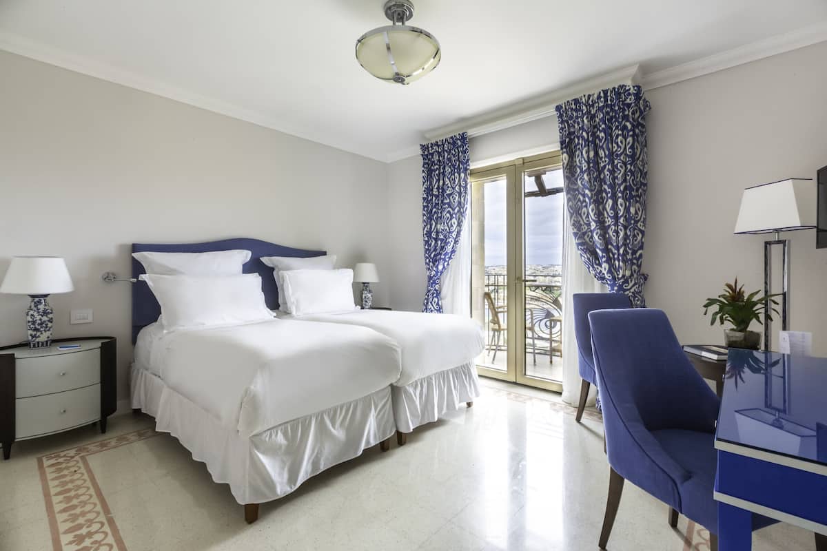 Deluxe Twin Room, Harbour View | 1 bedroom, hypo-allergenic bedding, free minibar items, in-room safe