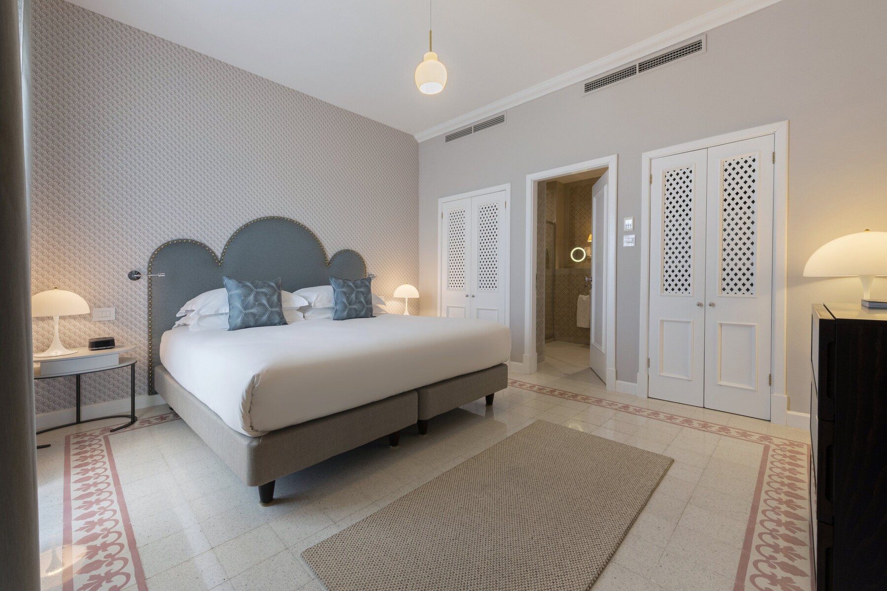 Suite, Harbour View | Bathroom | Free toiletries, hair dryer, bathrobes, slippers