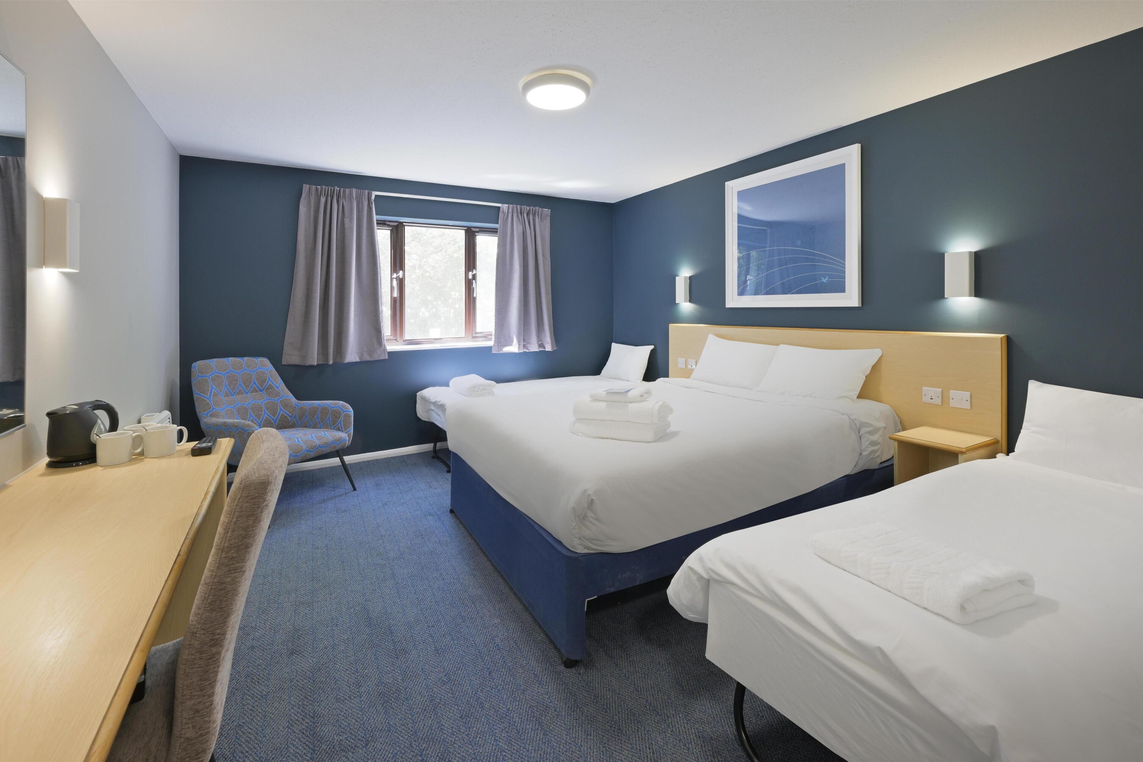 مكتب وأسرّة قابلة للطي