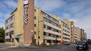 A Travelodge hotel with a modern design, featuring multiple floors and a prominent Travelodge sign on the facade. - Travelodge Edinburgh Central (Edinburgh)