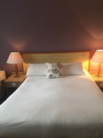 Escritorio, cortinas blackout y tabla de planchar con plancha 