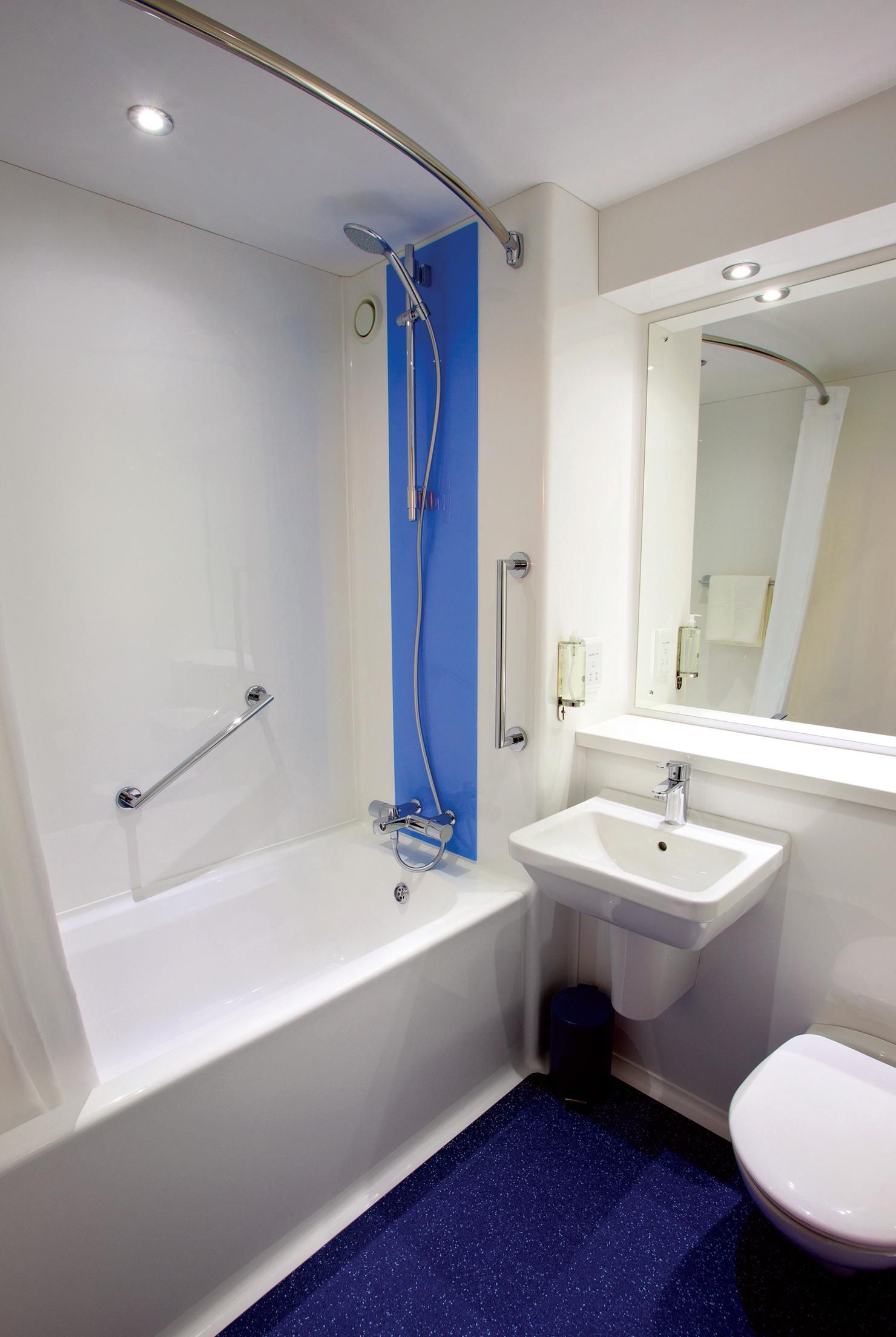 Une salle de bain moderne avec une baignoire, un lavabo et des toilettes.