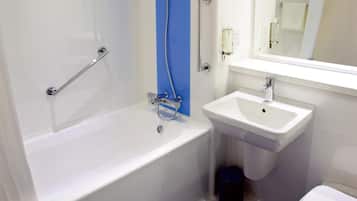 Une salle de bain moderne avec une baignoire, un lavabo et des toilettes.