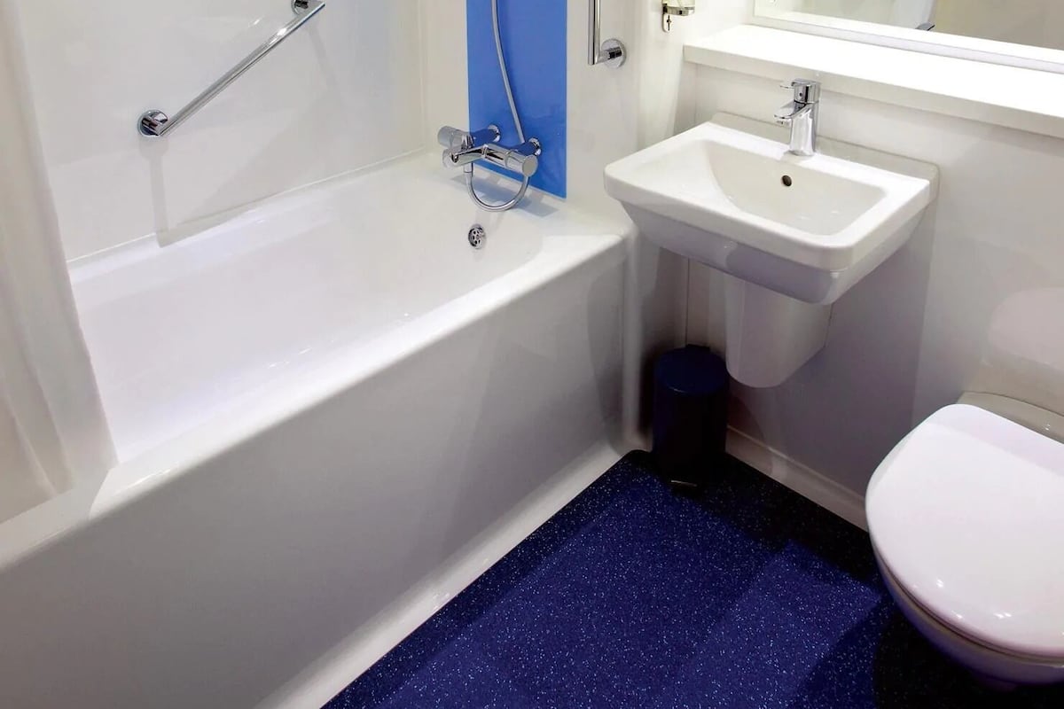 Une salle de bain moderne avec une baignoire, un lavabo et des toilettes.