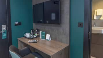 Skrivebord, skrivebord for bærbar PC, strykejern/-brett og sengetøy