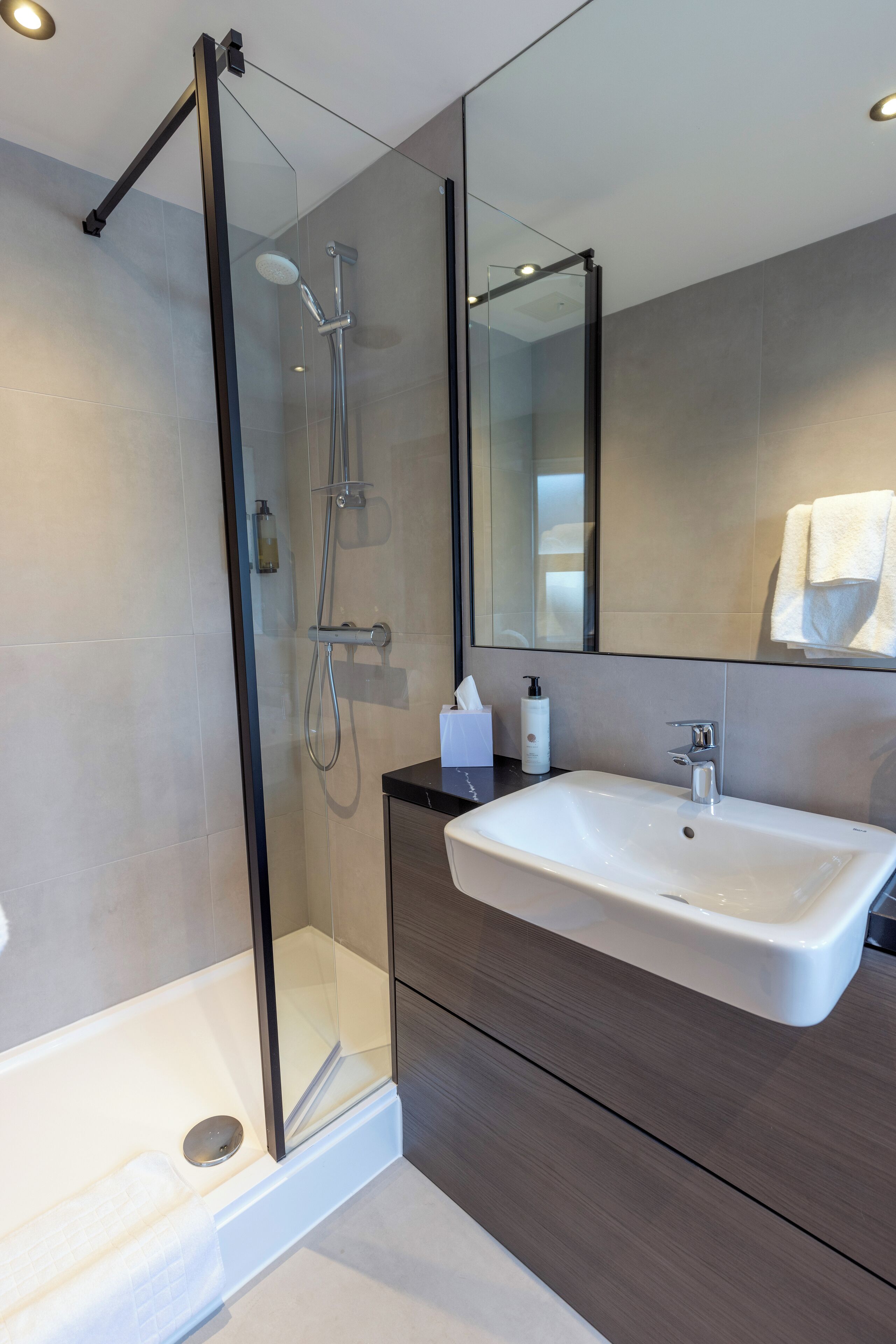 Deluxe Room, 1 Double Bed, Non Smoking | Bathroom | Hair dryer, towels, soap, shampoo
