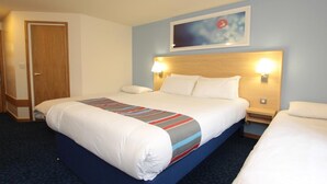 Une chambre d’hôtel avec un grand lit, deux tables de chevet, une tête de lit agrémentée de lampes fixées au mur et une porte.