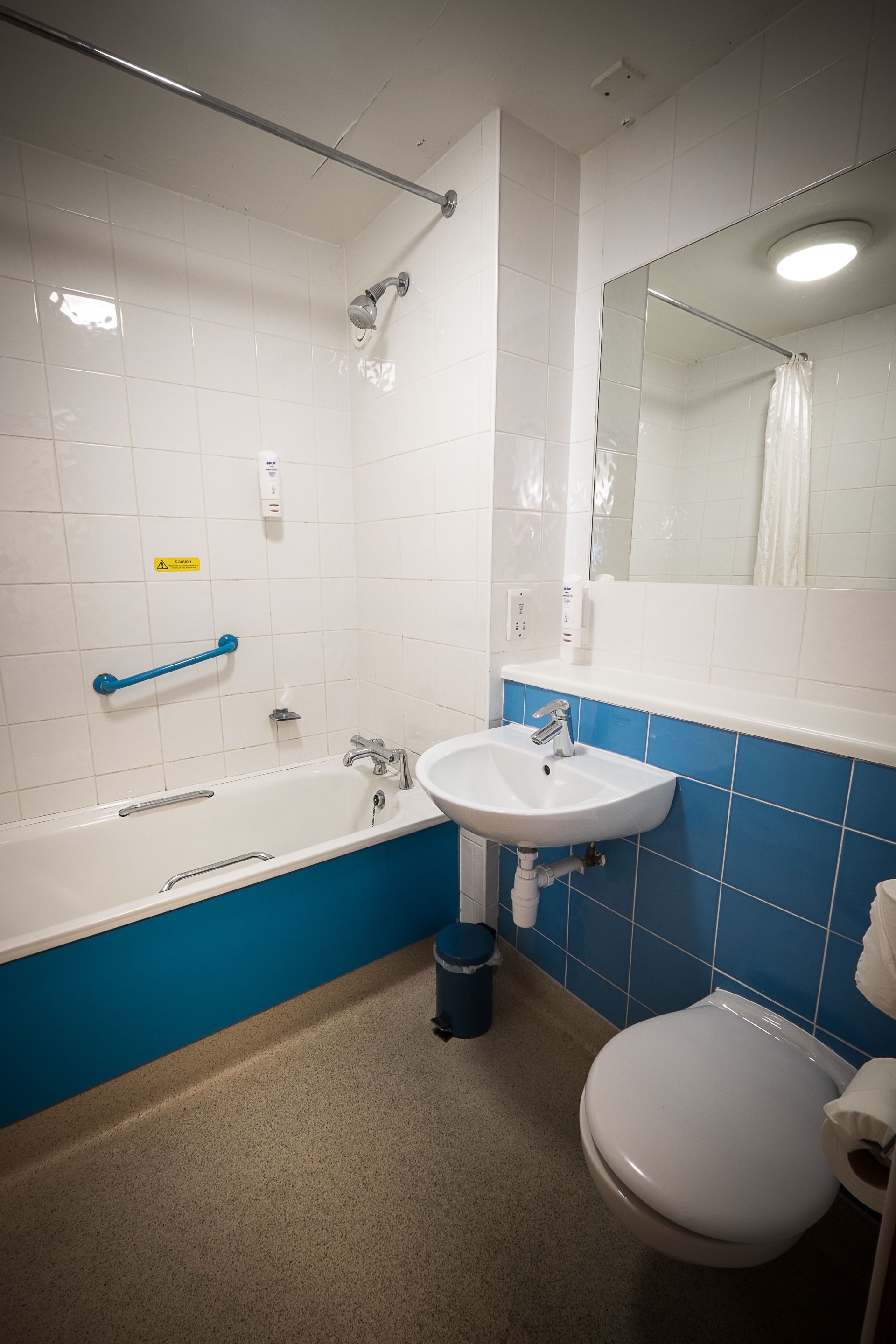 Un baño con una bañera blanca, un lavabo y un inodoro.