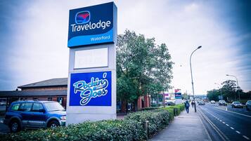 Ein Travelodge-Schild mit einer 'Rockin' Goes'-Werbung.