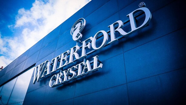 The exterior of a building with the sign "Waterford Crystal". - Travelodge Waterford (Waterford)