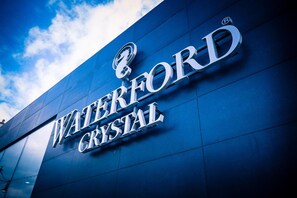 Exterior de un edificio con el letrero 'Waterford Crystal'.