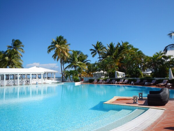 Suite, uitzicht op zwembad | Uitzicht vanuit de kamer