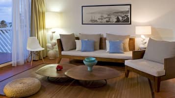Suite, vista a la playa | Sala de estar | Televisión de pantalla plana de 80 cm con canales por cable