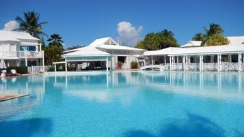 Suite, vista piscina | 1 camera, una cassaforte in camera, insonorizzazione