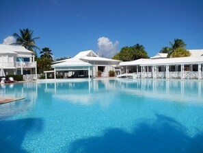 Suite, Pool View | 1 bilik tidur, peti besi dalam bilik, kalis bunyi 