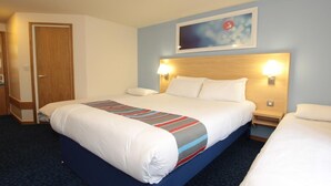 Ein Hotelzimmer mit einem großen Bett, zwei Nachttischen und einem Kopfteil mit Wandlampen.