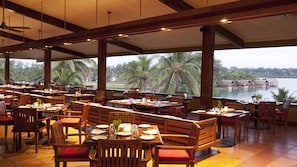 2 restaurants, breakfast served