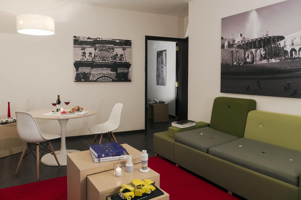 Junior Suite | In-room safe, desk, blackout curtains, soundproofing