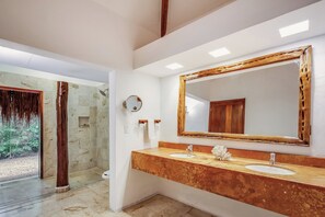 Dusche, Regendusche, umweltfreundliche Kosmetikartikel, Haartrockner