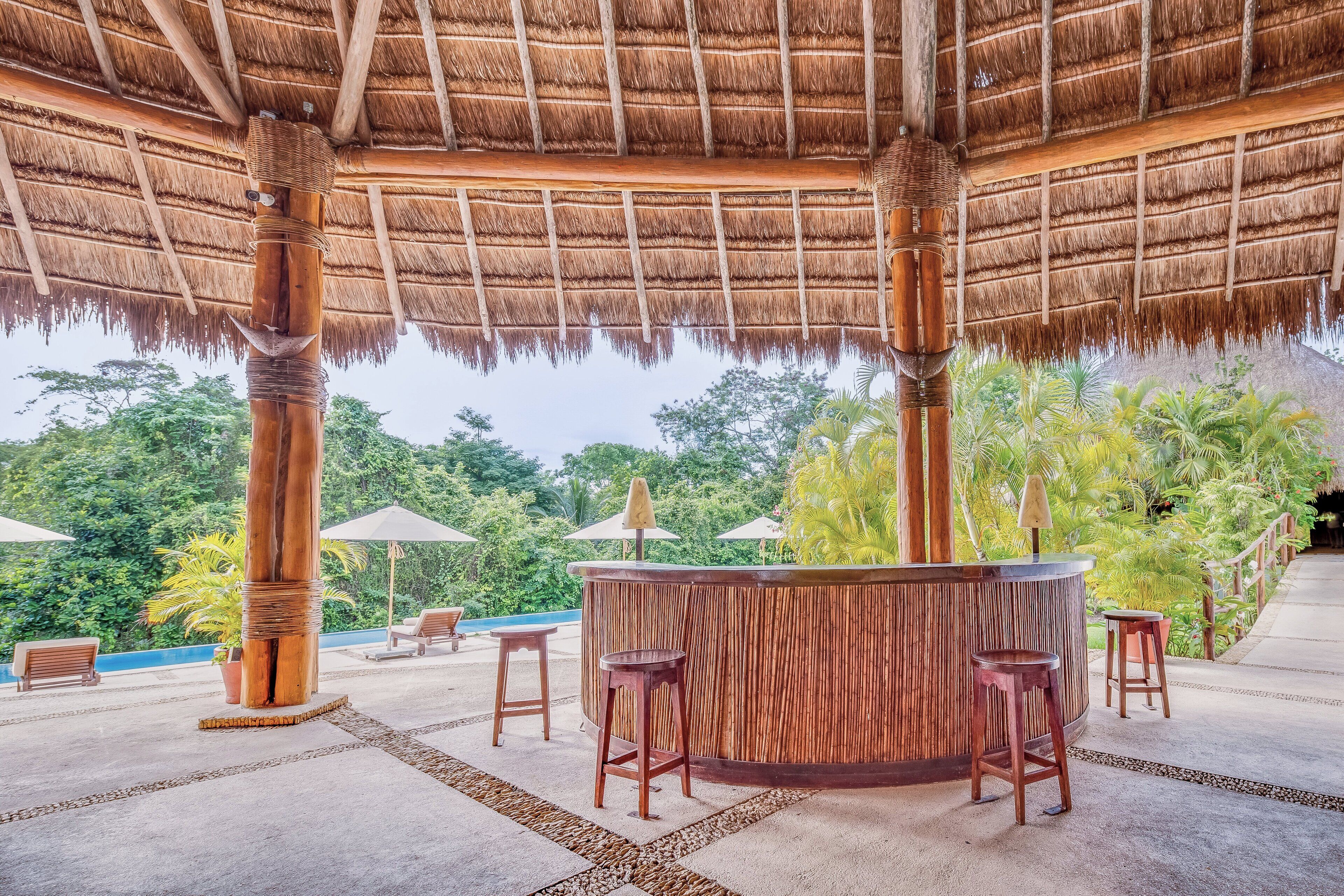 Quầy bar bên hồ bơi