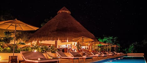 Una piscina al aire libre