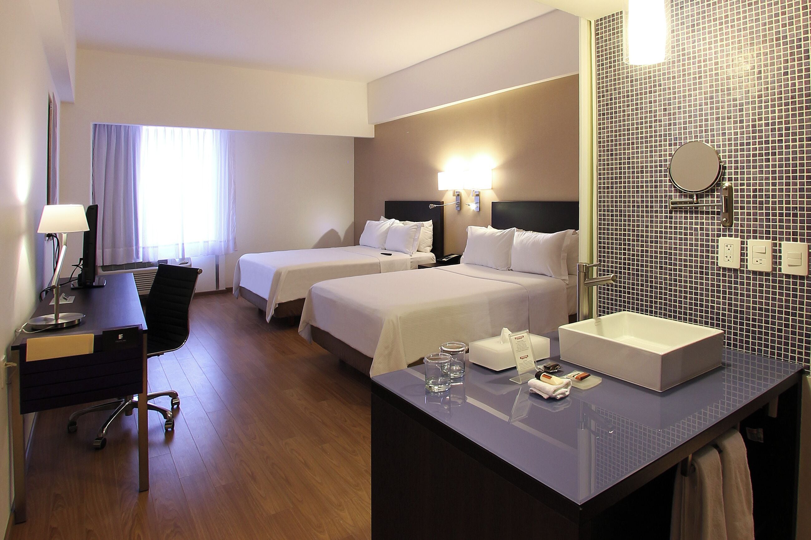 兩張雙人床 | 客房內保險箱、書桌、熨斗/熨衣板、免費搖籃/嬰兒床