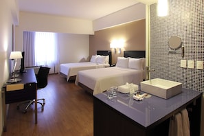 Dua Tempat Tidur Double | Brankas, meja kerja, setrika/meja setrika, dan tempat tidur bayi gratis