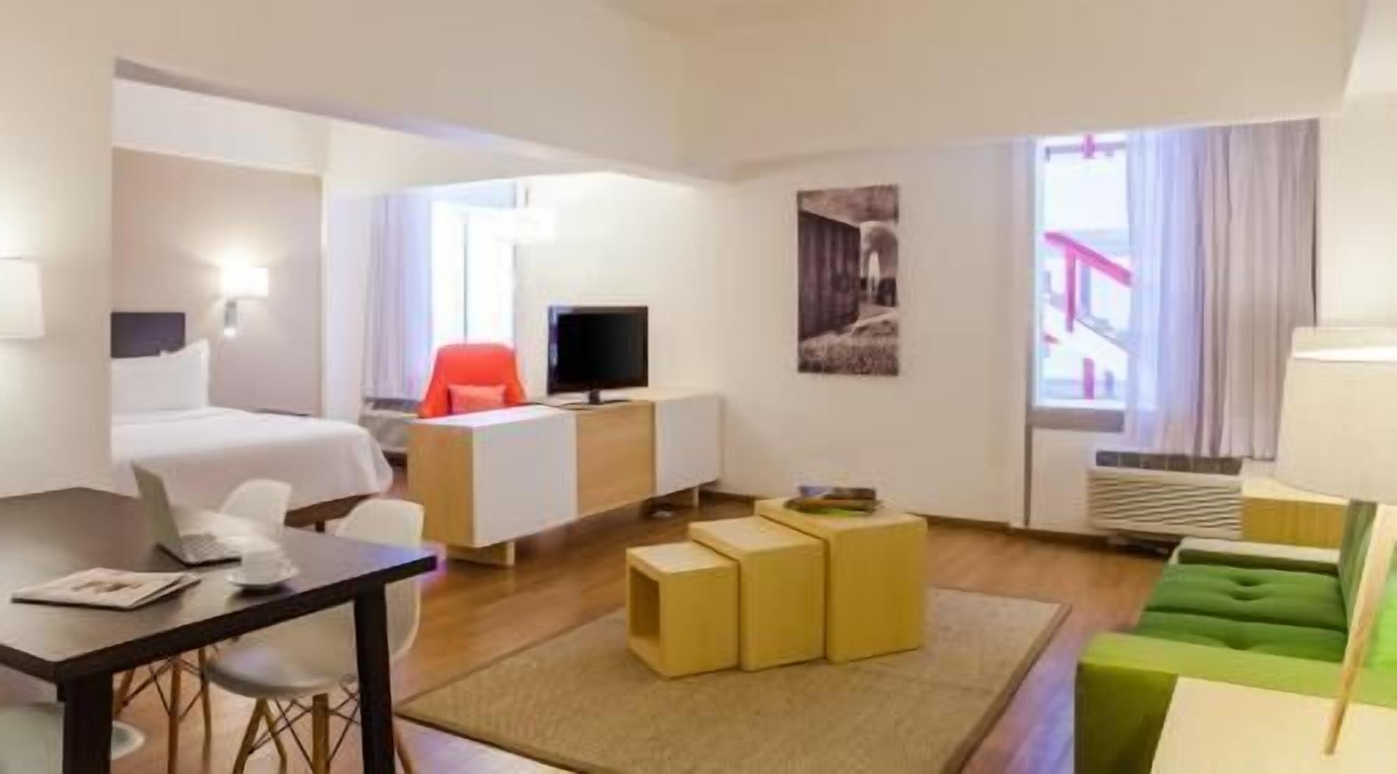 Zimmersafe, Schreibtisch, Bügeleisen/Bügelbrett, kostenlose Babybetten