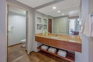 Accessible bathroom - CHN Hotel Monterrey Centro, Trademark by Wyndham (Monterrey)